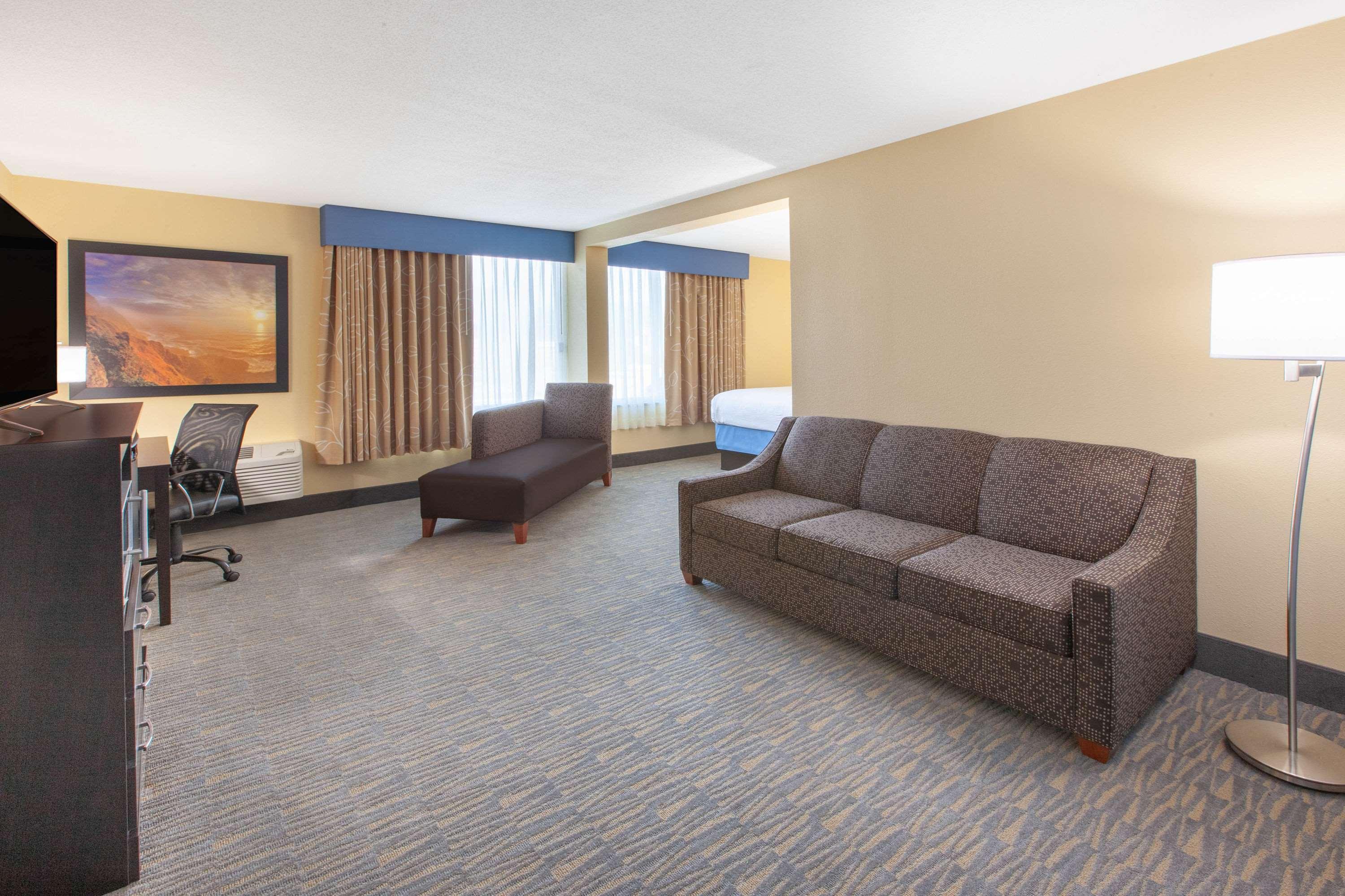 Days Inn & Suites By Wyndham Grand Rapids Near Downtown Ουαϊόμινγκ Εξωτερικό φωτογραφία